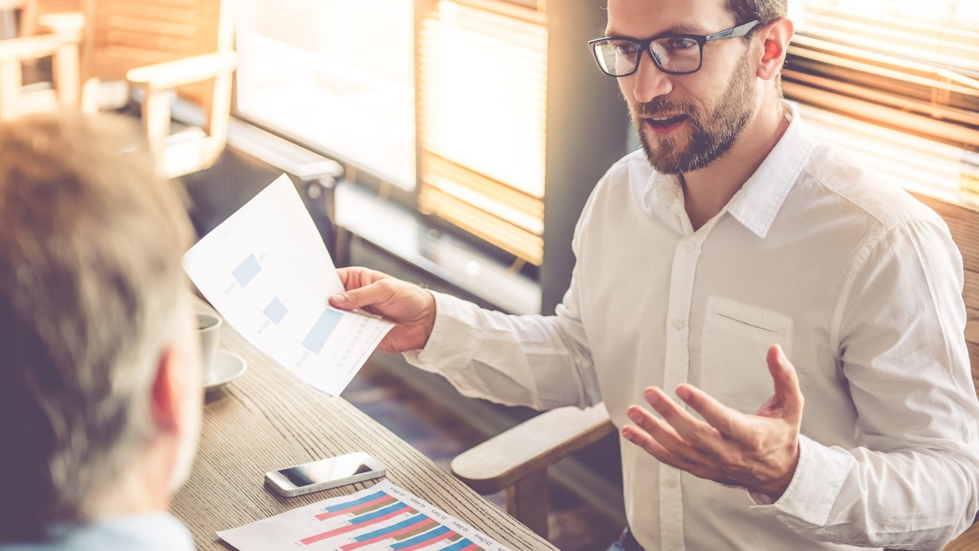 Beratungsgespräch über Businessplan und Finanzierung – ein zentraler Schritt, wenn du dein Küchenstudio gründen willst.