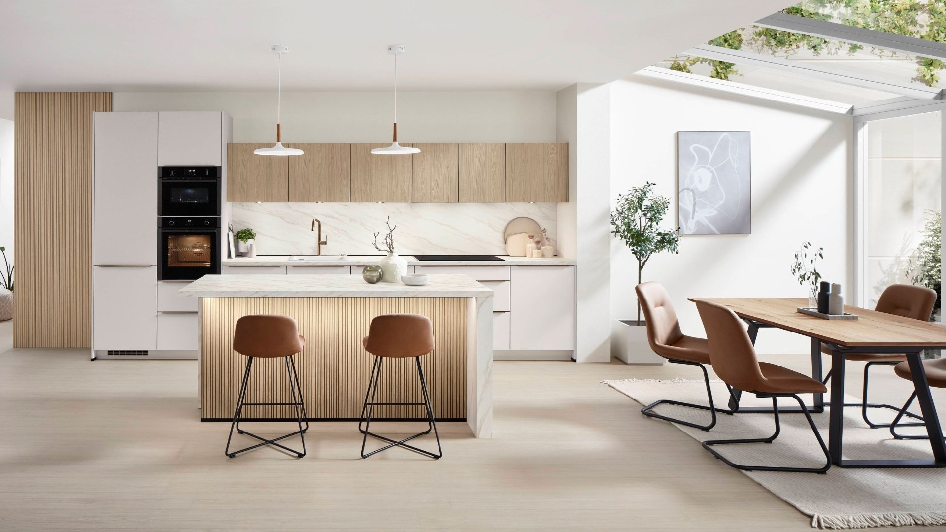 Helle Designküche mit Holz- und Marmorelementen – Beispiel für die Planung und Präsentation beim Küchenstudio gründen.