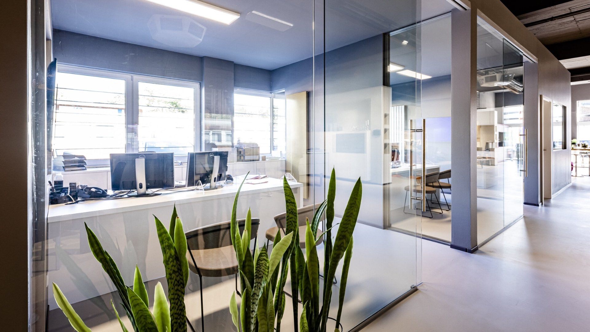 Beratungsräume mit Glaswänden und heller Einrichtung – Beispiel für kundenorientierten Ladenbau im Küchenstudio.