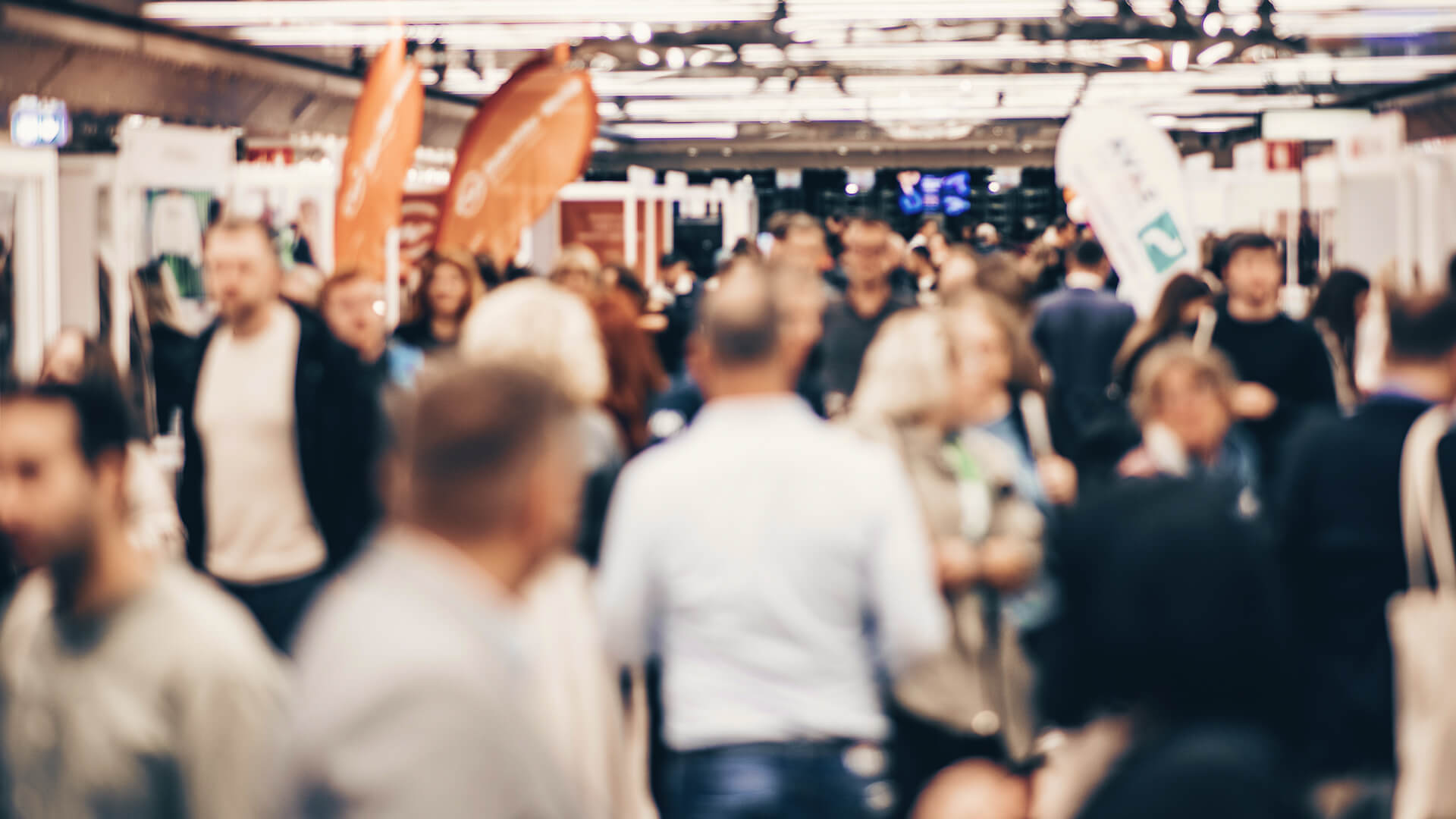 Besucher auf einer regionalen Messe – Networking und Präsenz bei lokalen Events als Marketing-Strategie für Küchenstudios.