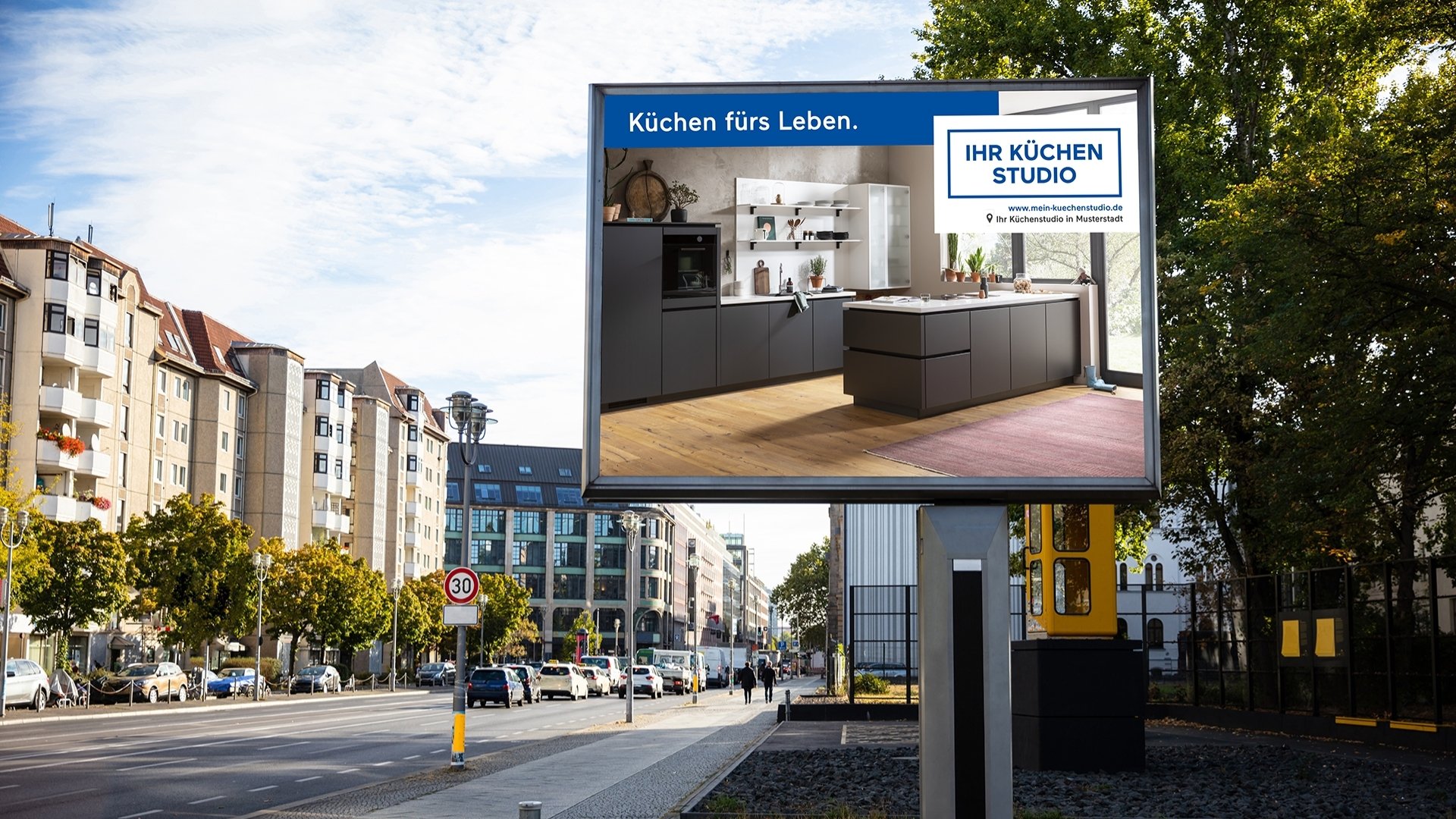 Plakatwerbung für ein Küchenstudio an einer Bushaltestelle – Beispiel für lokale Außenwerbung zur Steigerung der regionalen Bekanntheit.